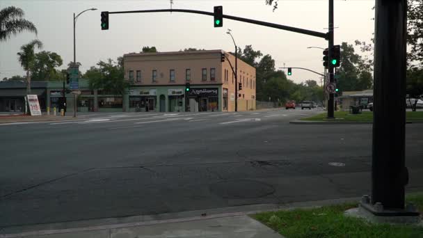 Intersection Cars Meeting Stoplight — Stock Video