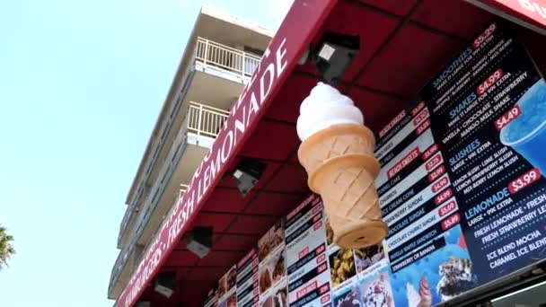 Venedik Kaliforniya Bir Mağazada Asılı Duran Büyük Yumuşak Servis Dondurması — Stok video