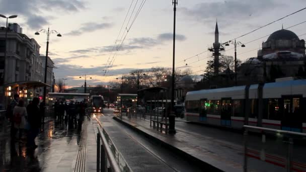 Twee Metro Treinen Passeren Elkaar Istanbul Turkije Als Zon Ondergaat — Stockvideo