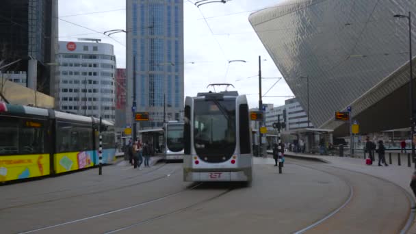 Utsikt Över Centrala Spårvagnsstationen Rotterdam Med Spårvagnar Som Passerar — Stockvideo