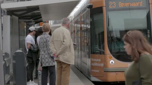 Rotterdam Hollanda Daki Merkez Istasyonunda Bir Tramvaya Binip Giden Yolcular — Stok video