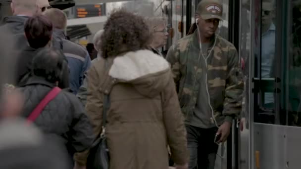 Passagers Entrant Sortant Tramway Gare Centrale Rotterdam Aux Pays Bas — Video