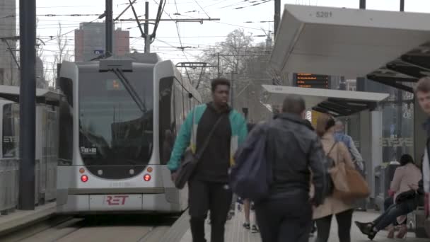 Passagerare Som Tar Sig Och Spårvagn Vid Centralstationen Staden Rotterdam — Stockvideo