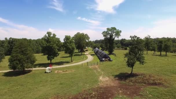 Vista Aérea Volando Hacia Granjero Conduciendo Tractor John Deere Junto — Vídeo de stock