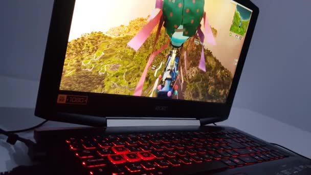 Egy Fortnite Nevű Számítógépes Játékot Játszani Egy Laptopon — Stock videók