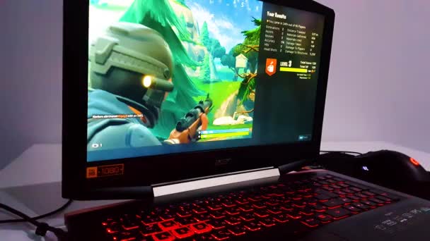 Spielen Eines Computerspiels Namens Fortnite Auf Einem Laptop — Stockvideo