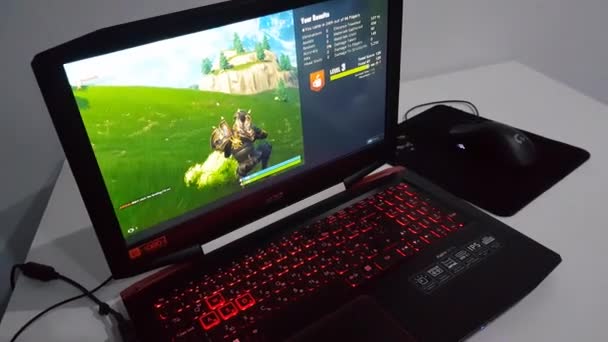 ラップトップでFortniteと呼ばれるコンピュータゲームをプレイする — ストック動画