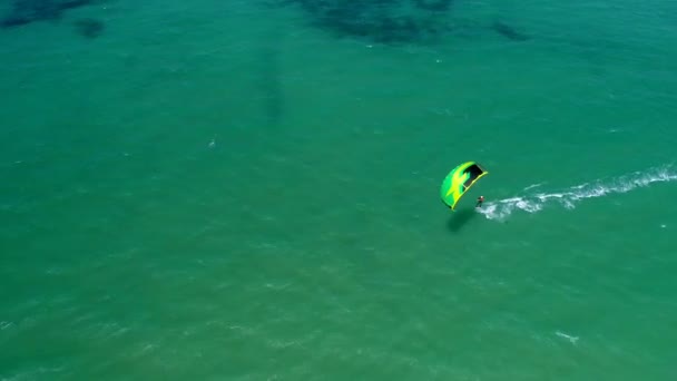 坦桑尼亚达累斯萨拉姆风筝冲浪的航拍图 — 图库视频影像