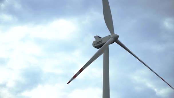 Industrielle Windenergieanlage Von Vestas Dreht Sich Gegen Bewölkten Himmel — Stockvideo