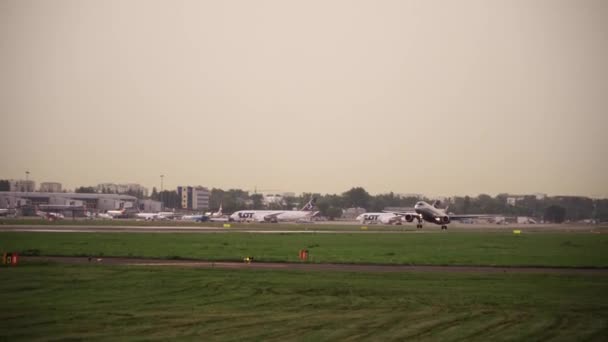 ワルシャワショパン空港から離陸する民間航空機 — ストック動画