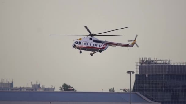 Polnischer Hubschrauber Landet Langsam Auf Dem Warschauer Chopin Flughafen — Stockvideo