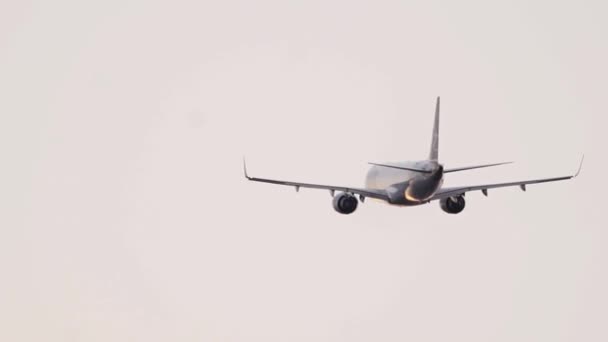 Avión Pasajeros Polish Airlines Sobrevolando Aeropuerto Chopin Varsovia — Vídeos de Stock