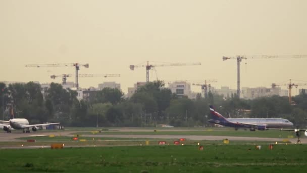 Lot Avión Comercial Pista Aeropuerto Chopin Varsovia Con Grúas Construcción — Vídeo de stock