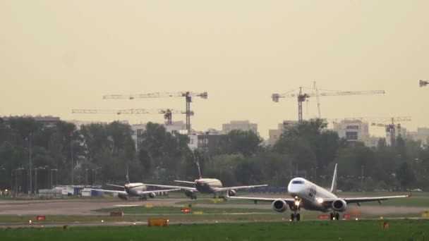 Avião Comercial Decolando Pista Câmera Lenta Aeroporto Varsóvia Chopin Polônia — Vídeo de Stock