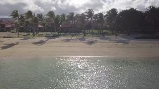 Vliegend Het Strand Naar Een Hotel Resort Mauritius Island — Stockvideo