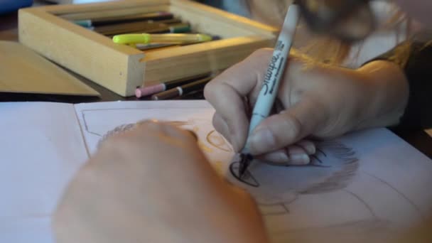 Una Donna Che Miniature Con Cartone Pittura Una Tela Bianca — Video Stock