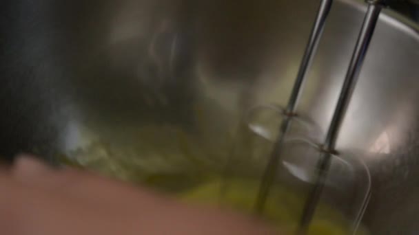 Una Donna Che Maionese Panino Torta Molto Semplice Con Pomodoro — Video Stock