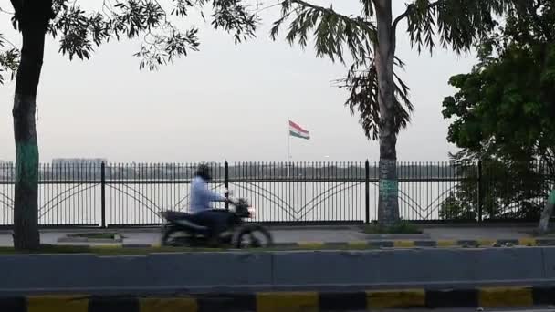 Indiska Flaggan Flödar Vinden Mitt Flod Indien Hyderabad Vid Hussain — Stockvideo