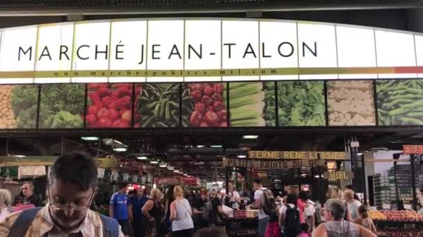 ほとんどのモントリオール人が新鮮な食料品を買いに来るジャン タロン市場の中を歩く — ストック動画