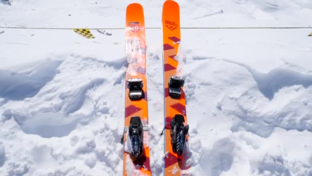 Skis Sitting Edge Steep Drop Slow Pan Reveal Landscape Swiss — Stock Video