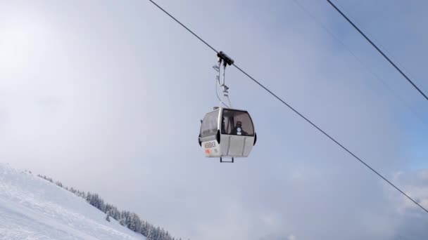 Teleféricos Subiendo Una Montaña Verbier Suiza Punto Vista Desde Otro — Vídeo de stock