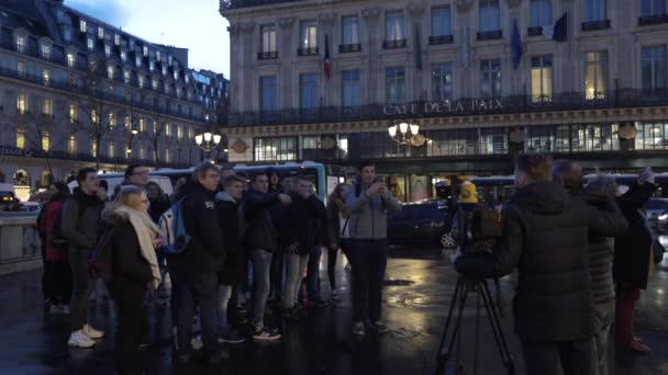 Une Équipe Télévision Avec Caméraman Filmant Groupe Touristes Devant Opéra — Video