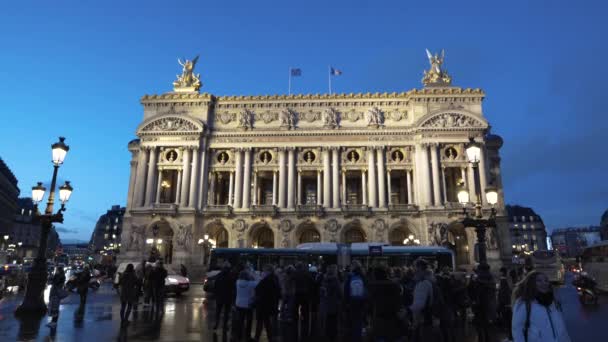 오페라 국립데파리는 저녁에 관광객들 사진을 환하게 빛났다 — 비디오