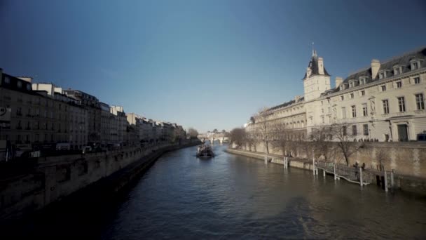 Båt Full Turister Navigerar Kanal Seine Paris För Sightseeing Tur — Stockvideo