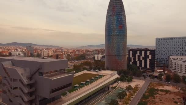 Letecký Bezpilotní Let Vodorovně Vedle Desgin Museum Torres Glories Barceloně — Stock video