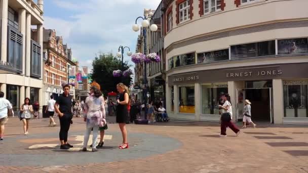 Grupp Människor Som Står Den Viktigaste Shoppingstationen För Fotgängare Kingston — Stockvideo