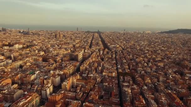 Utrolig Panorering Fra Luften Høyt Barcelona Gulltimen Med Middelhavet Bakgrunnen – stockvideo
