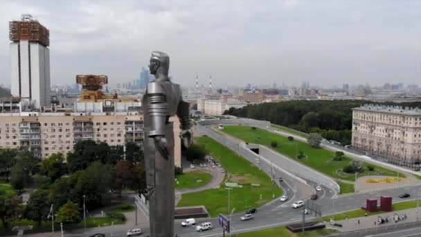 Полет Вокруг Памятника Юрию Гагарину Москве Зданиями Уличным Движением Заднем — стоковое видео