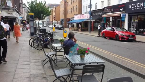 Homme Assis Dans Café Extérieur Près Rue Parlant Sur Téléphone — Video