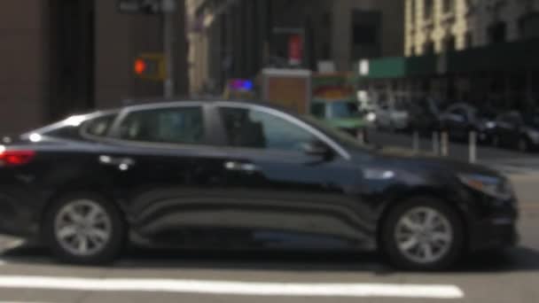 Twee Zakenmannen Wachten Straat Steken New York Financiële District — Stockvideo