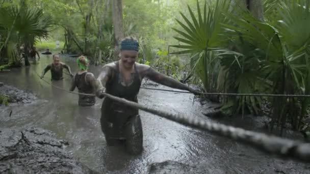 Correndo Uma Corrida Lama — Vídeo de Stock