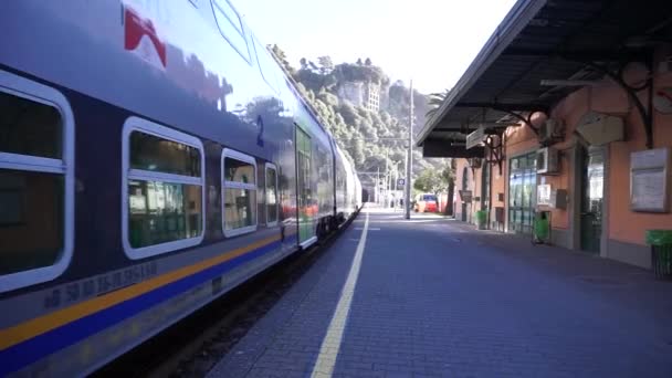 Tåg Lämnar Stationen Cinque Terre Italien — Stockvideo