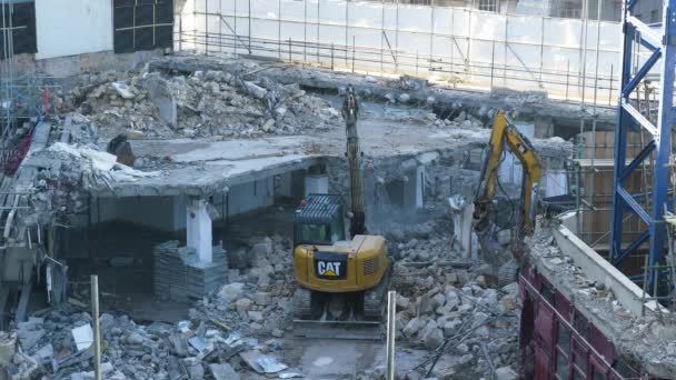 Cat Mini 308 Escavadeira Trabalhando Uma Demolição Edifício Anteriormente Conhecido — Vídeo de Stock