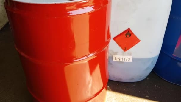Gevaarlijke Vloeistof Vaten Garage Ontvlambare Vloeistof Vaten Olie Vaten — Stockvideo