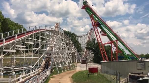 Ένα Rollercoster Ένα Πάρκο Διασκέδασης — Αρχείο Βίντεο