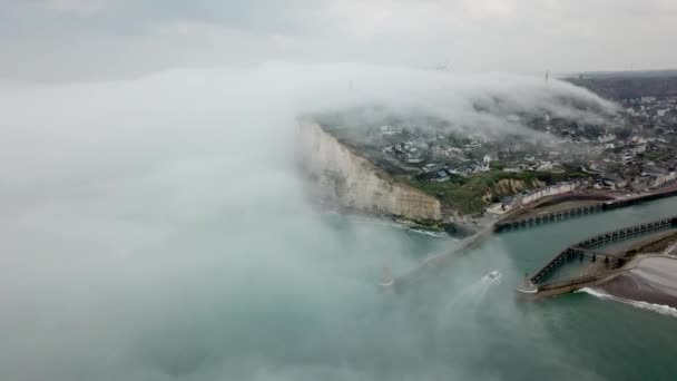 Niebla Gigante Que Viene Del Mar Para Atrapar Una Ciudad — Vídeo de stock