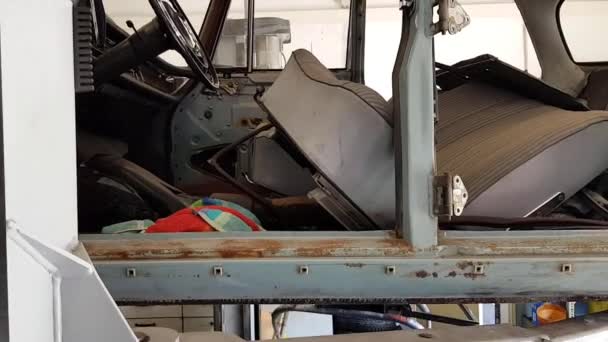 Oldtimers Auto Lichaam Lift Close Van Oldtimer Auto Voor Restauratie — Stockvideo