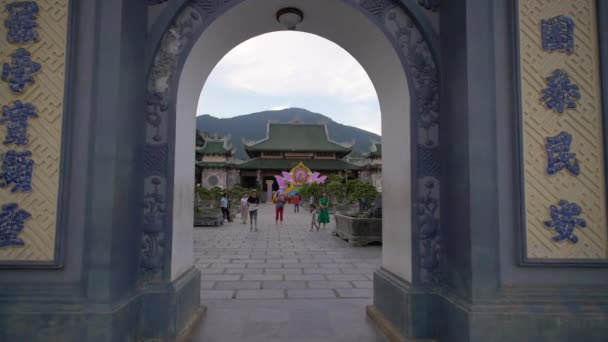 Promenad Genom Porten Till Buddisttemplet Danang Vietnam — Stockvideo
