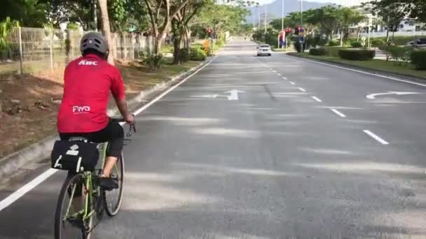 Andar Bicicleta Com Amigo Manhã Ensolarado Johor Bahru Malásia Ago — Vídeo de Stock