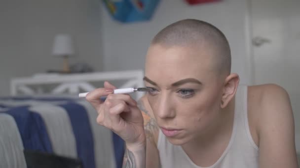 Une Femme Tatouée Sur Bras Maquille Les Sourcils Avec Pinceau — Video