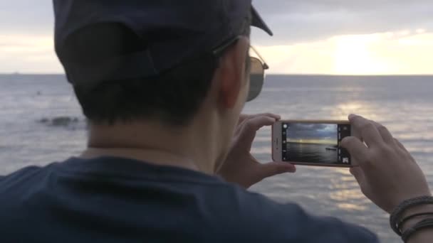 Rallentatore Guardando Filmato Destra Giovane Che Scatta Una Foto Bellissimo — Video Stock