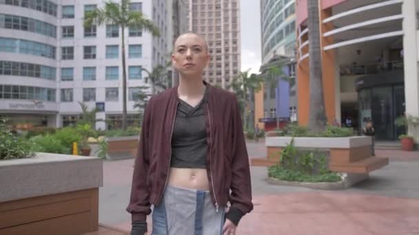 Μια Γυναίκα Ξυρισμένο Κεφάλι Που Φοράει Σακάκι Περνάει Μπροστά Από — Αρχείο Βίντεο