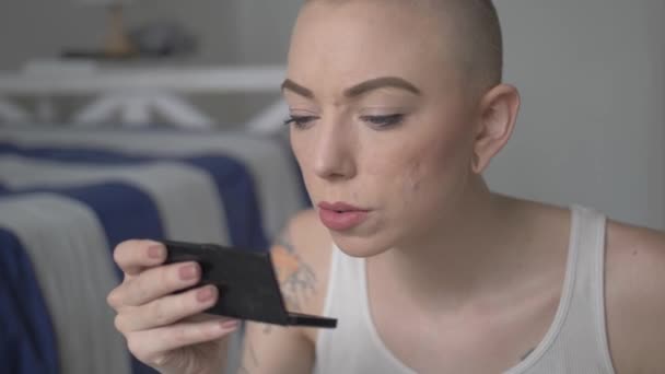 Kvinna Vit Topp Med Kort Hår Kontrollerar Sin Makeup Handhållen — Stockvideo