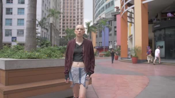 Eine Attraktive Frau Geht Durch Ein Einkaufszentrum Freien Während Andere — Stockvideo
