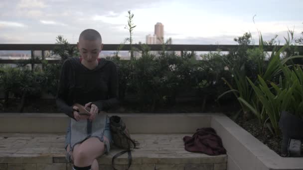 Ładna Kobieta Krótkimi Włosami Ciesząca Się Ogrodem Dachu Bierze Telefon — Wideo stockowe