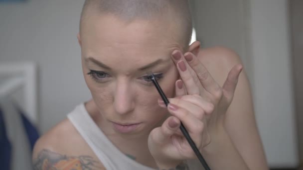 Gros Plan Une Femme Qui Applique Maquillage Sur Son Sourcil — Video